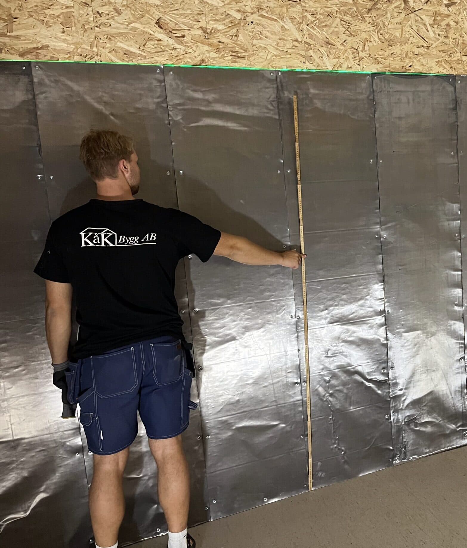 Arbetsplats hos Kåk Byggnads — material under pågående byggprojekt